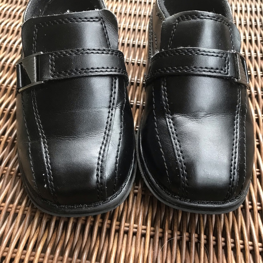 Black dress shoes